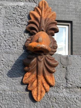 Wasserspeier für Wandbrunnen, Rosette + Doppelblatt, Gusseisen - Rust